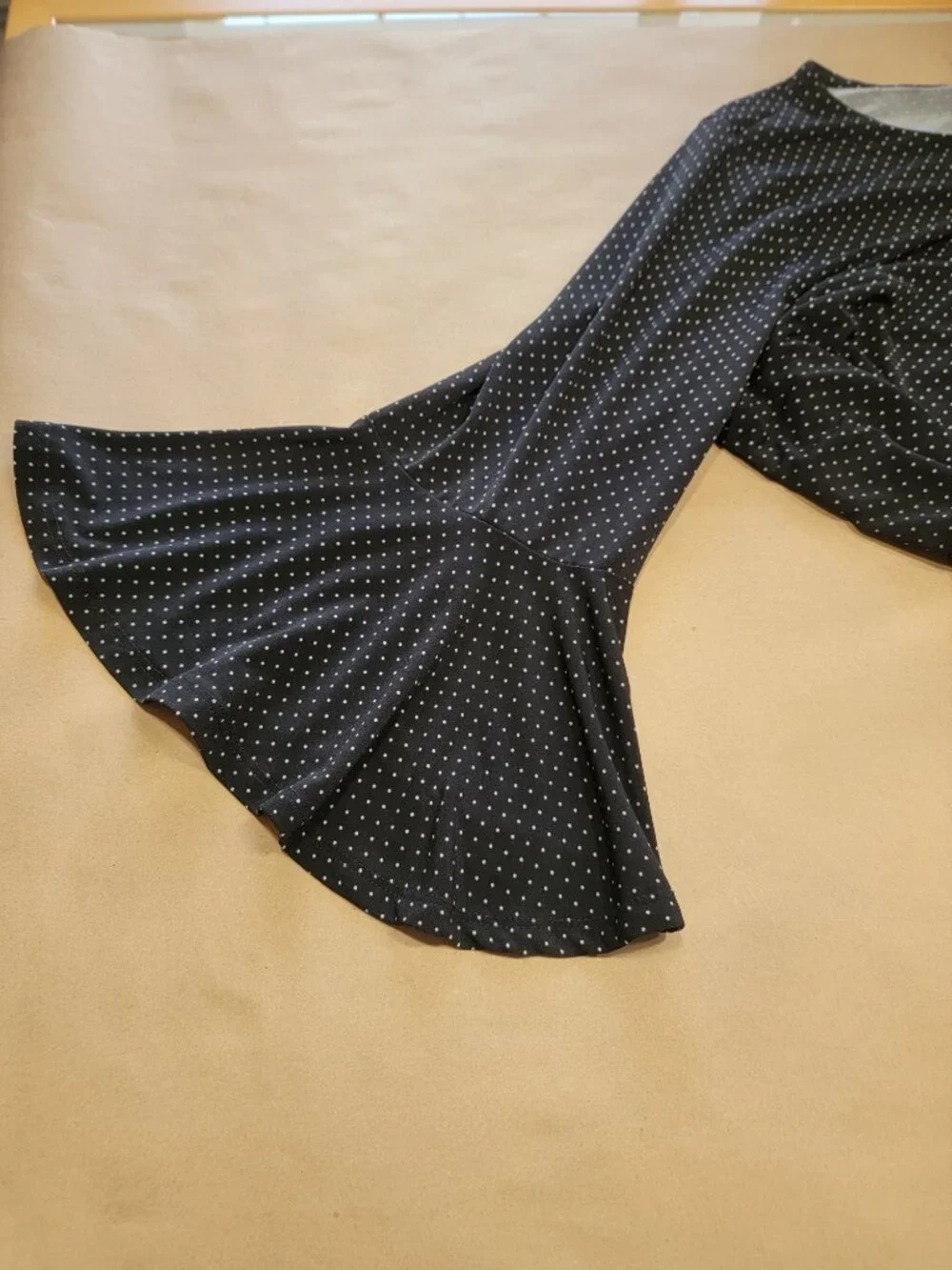 Carmen Mark Valvo Size 1X Black with White Polkadot Bell Sleeve Blouse - Picture 10 of 11